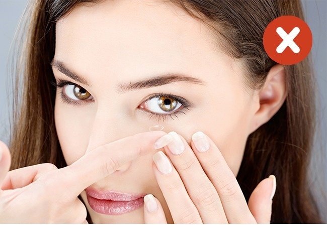 Đeo kính áp tròng