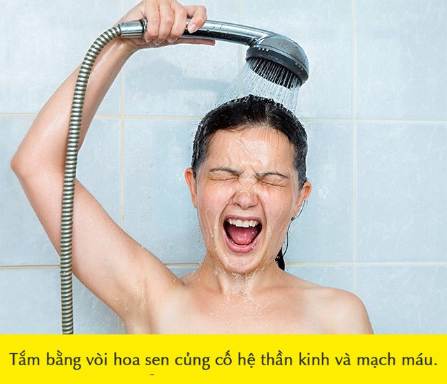 Tắm bằng vòi hoa sen