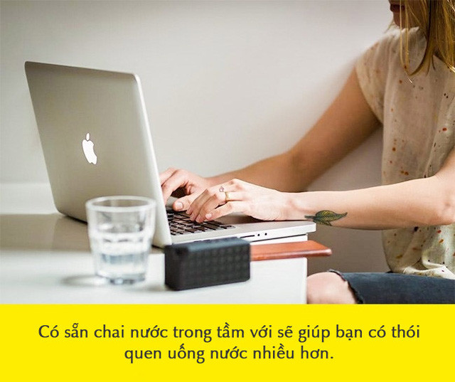 Đặt một chai nước trên bàn làm việc