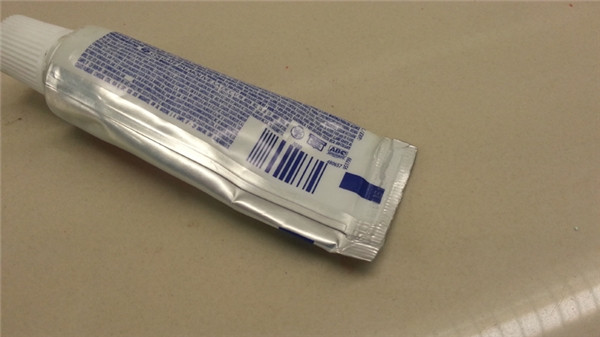 Nó chỉ là thứ để đánh dấu vị trí cắt và gấp tuýp kem