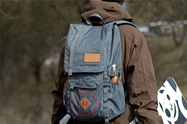 Một số túi xách du lịch sẽ có những miếng nhựa đặc biệt này