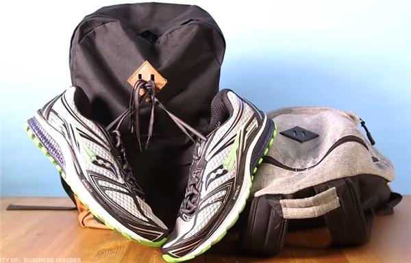 Đơn giản là dùng để treo giày khi đi du lịch