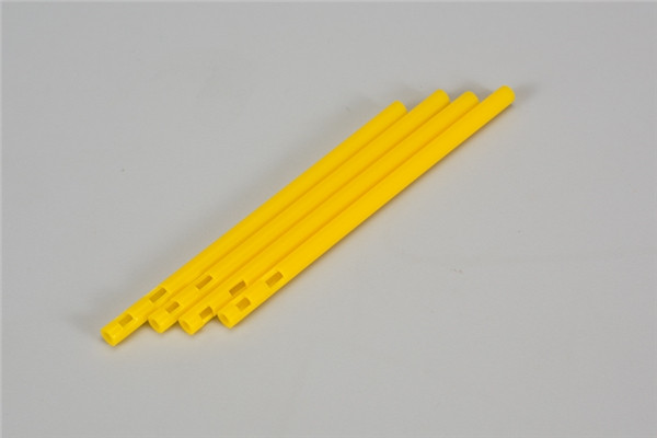 Chiếc lỗ trên que kẹo mút dùng để làm gì