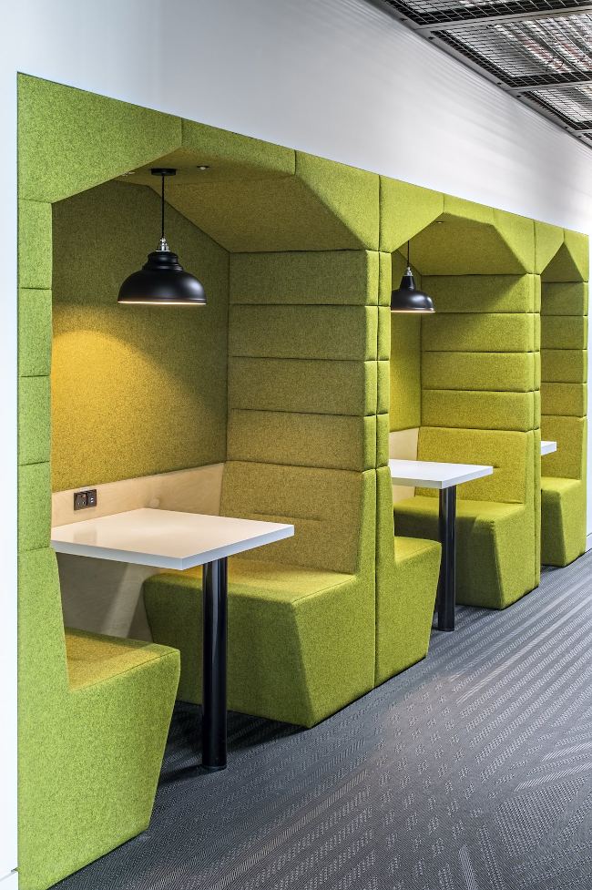 Gian phòng nhỏ dùng cho những cuộc gặp mặt riêng tư và gọi điện thoại