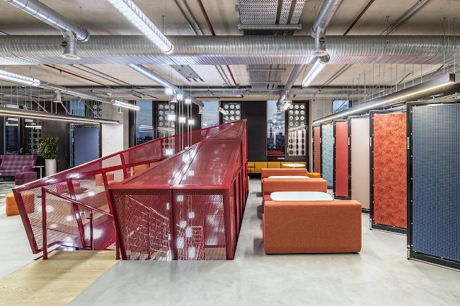 Phía trên cầu thang cũng được sơn màu đỏ và được trang trí đầy màu sắc