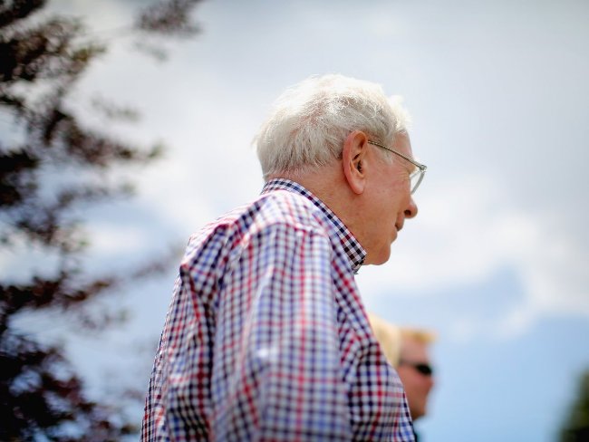 Warren Buffett mới chỉ gửi một email trong đời tới Jeff Raikes, chủ tịch bộ phận kinh doanh của Microsoft.