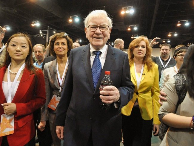 Warren Buffett uống một lượng Coca-Cola đáng báo động (ít nhất 5 lon) mỗi ngày