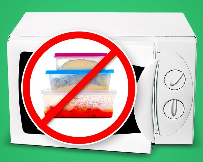 Đựng thức ăn bằng hộp nhựa