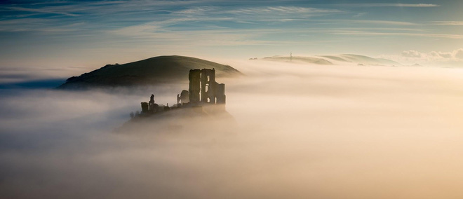 Lâu đài Corfe cổ kính tại Dorset, Anh được bao phủ bởi lớp sương mù dày đặc 