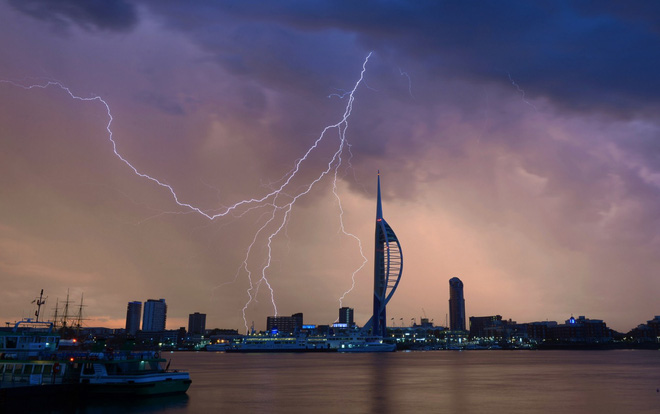 Khoảnh khắc những tia sét lóe sáng chằng chịt trên nền trời, đánh về phía tháp Spinnaker, Portsmouth (Anh) lúc 4.30 đến 5 giờ sáng 