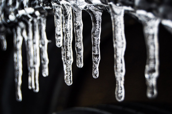 Một chiếc xe bị đóng băng trong thời tiết lạnh giá 