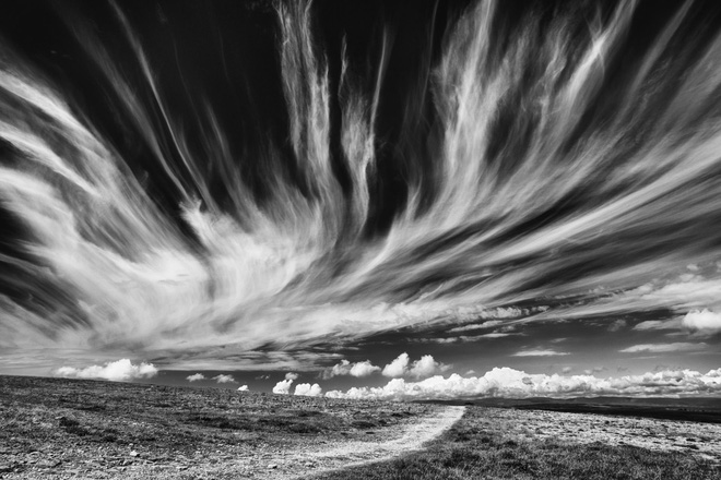 Đám mây ti hay còn được gọi là mây Cirrus với các dải mỏng trải rộng tại Orton Scar, Cumbria, Anh 