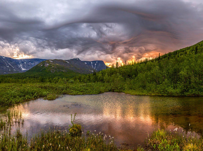 Bầu trời như phát sáng tại vùng núi Khibiny, Kola Peninsula, Nga 