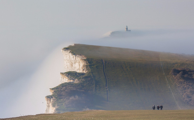 Một buổi chiều của tháng Giêng năm 2017 tại mũi đất Beachy Head, East Sussex, Anh với màn sương biển dày đặc 
