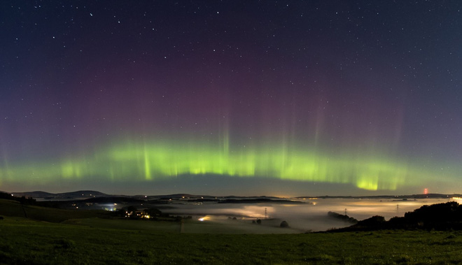 Cực quang màu xanh lá cây rực sáng trong lớp sương mù ở thung lũng Ury, Aberdeenshire, Scotland