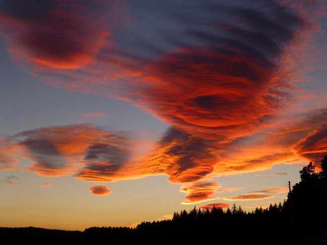 Những đám mây thấu kính rực đỏ xuất hiện vào một buổi chiều ở Nairn, Scotland 