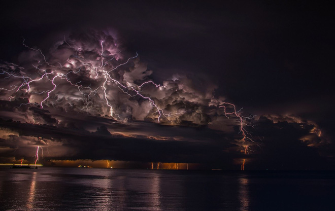 Một cơn bão sấm - quái vật trên bầu trời bao phủ một vùng trời rộng lớn tại Langkawi, Malaysia 