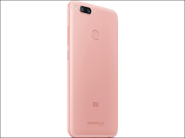 Thân máy làm hoàn toàn bằng kim loại với màn hình hiển thị rộng 5.5 inch