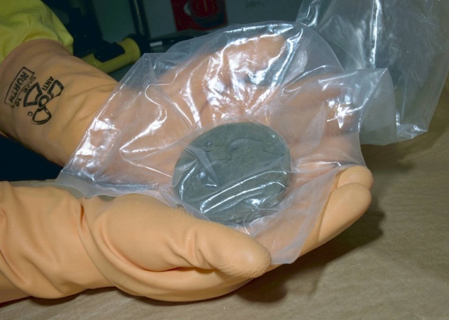 Plutoni có tính phóng xạ rất cao 