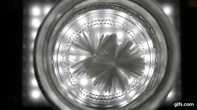 Chỉ với tác động cực nhỏ, sodium acetate có thể chuyển từ dạng lỏng sang dạng tinh thể 