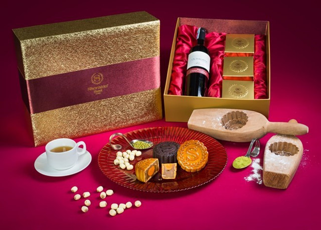 Bánh trung thu cùng rượu vang đỏ