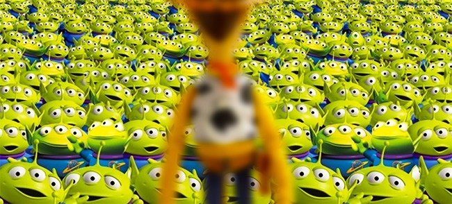 Anh chàng quái vật một mắt Mike Wazowski ở đâu trong bức tranh?