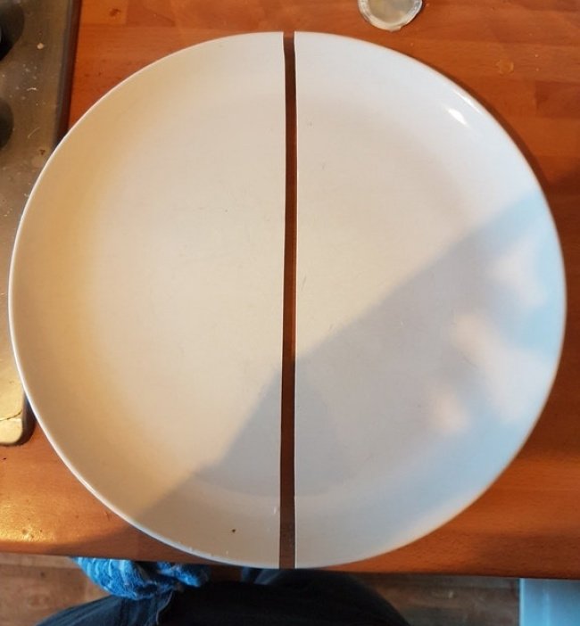 Chiếc đĩa này vỡ ra một nửa khi rơi.