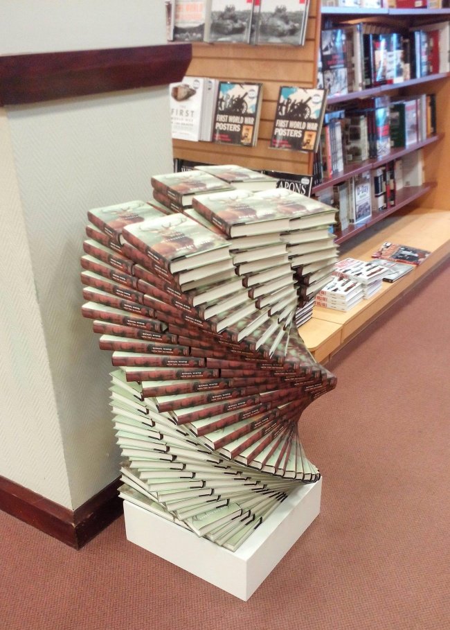 Những cuốn sách được sắp xếp một cách hoàn hảo.