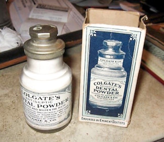 Kem đánh răng đầu tiên của Colgate – Bột làm trắng răng Colgate