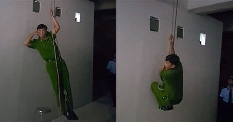 Chiến sĩ công an hướng dẫn kỹ năng thoát hiểm khi gặp hỏa hoạn ở các tòa nhà cao tầng bằng một sợi dây thừng