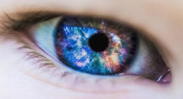 Thiếu niên đeo kính áp tròng cói thói quen vệ sinh không tốt gây nguy hiểm