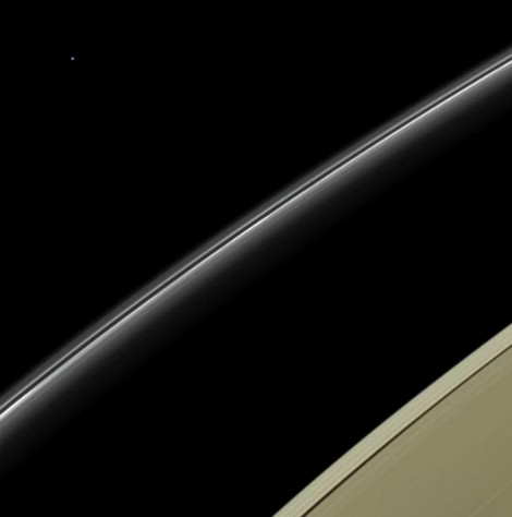 Sao Thiên vương trông như một đốm tròn xanh được tàu Cassini tình cờ chụp lại từ sao Thổ 