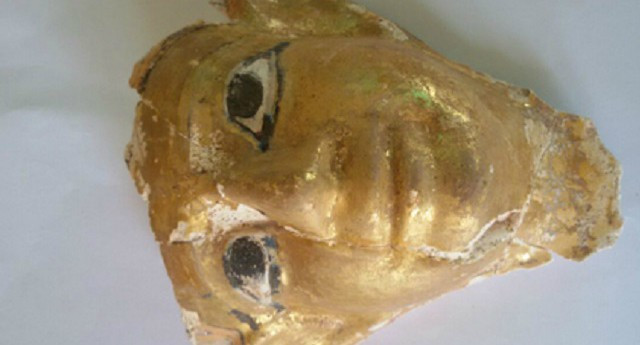 Mặt nạ tang lễ được sơn màu vàng