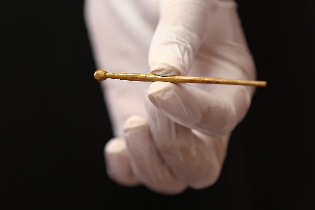 Hình cây nến được tìm thấy trong cuộc khai quật 