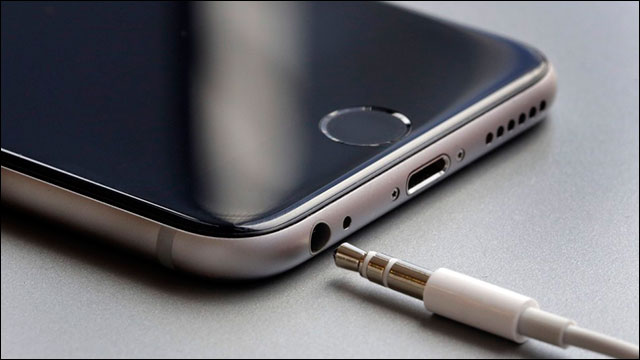 Apple đã hoàn toàn loại bỏ giắc cắm tai nghe trong những bản iPhone đời mới 