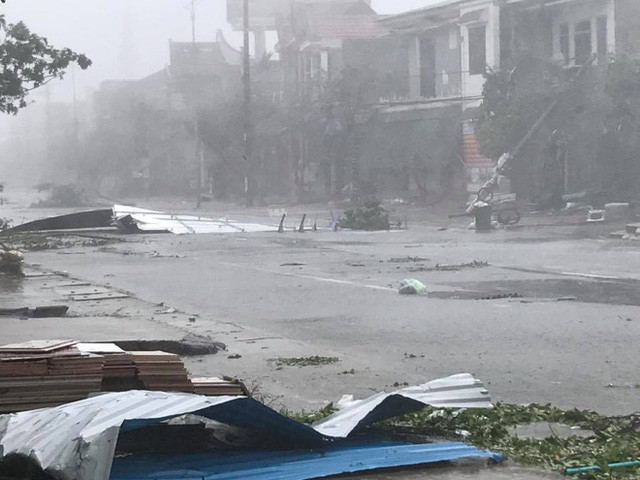 Những nguyên tắc đi lại trên đường để đảm bảo an toàn trong ngày mưa bão