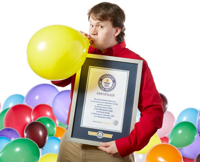 Người thổi được nhiều bóng bay nhất trong 1 giờ