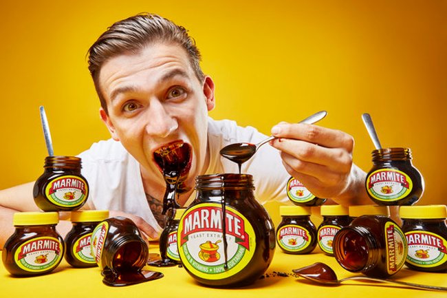 Người ăn nhiều sốt Marmite nhất trong một phút
