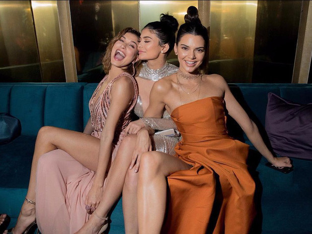 Kendall Jenner như bị "mất" một chiếc chân trong hình ảnh