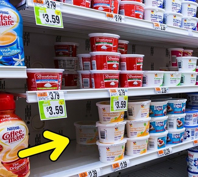 Chọn thực phẩm gần nhất, ở phía ngoài cửa kệ