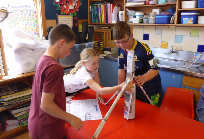 Xây tháp từ những tờ báo cũ