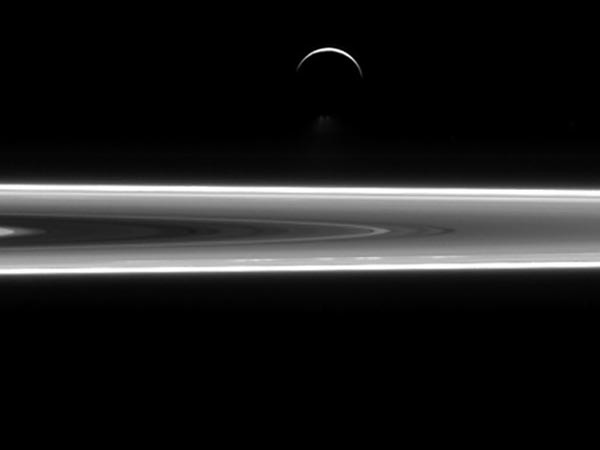 Mặt Trăng băng giá Enceladus trên những vành đai của sao Thổ