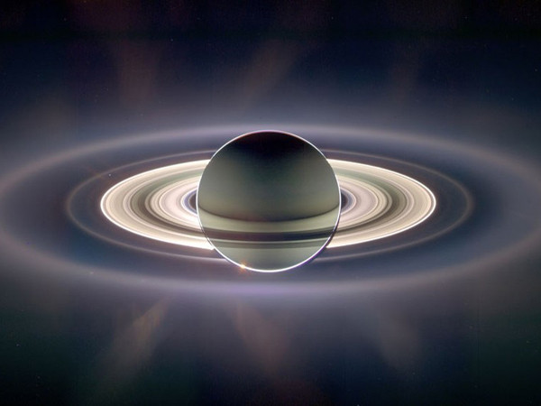Bức ảnh quý hiếm này được tàu vũ trụ Cassini chụp vào năm 2006, khi nó đi vào vùng tối của sao Thổ trong 12 giờ