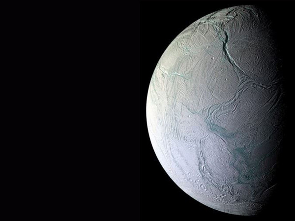 Mặt Trăng của sao Thổ được Cassini chụp vào ngày 5-10-2008, khi nó đi sâu 25km vào vệ tinh Enceladus