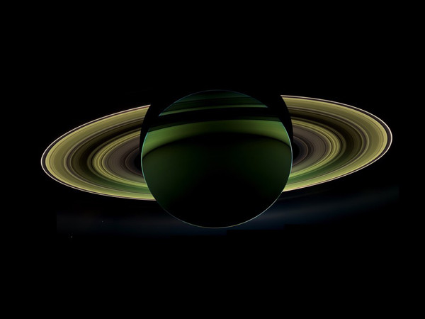 Tàu vũ trụ Cassini chụp vòng Eclip của sao Thổ vào năm 2006