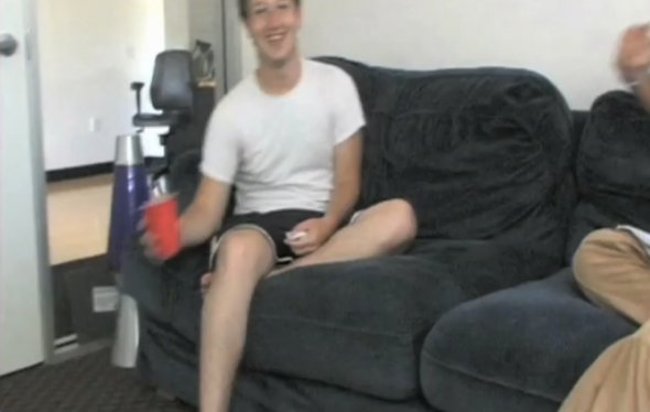 Mark Zuckerberg thường tiệc tùng ở văn phòng trong trang phục quần short, đi chân đất và cầm ly bia trong tay.