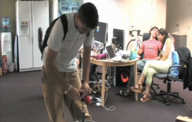 Trong bức ảnh trên, một trong các thành viên của nhóm đang rót bia từ thùng ra, trong khi đó anh chàng Andrew McCollum đang trò chuyện cùng một cô bạn nữ.