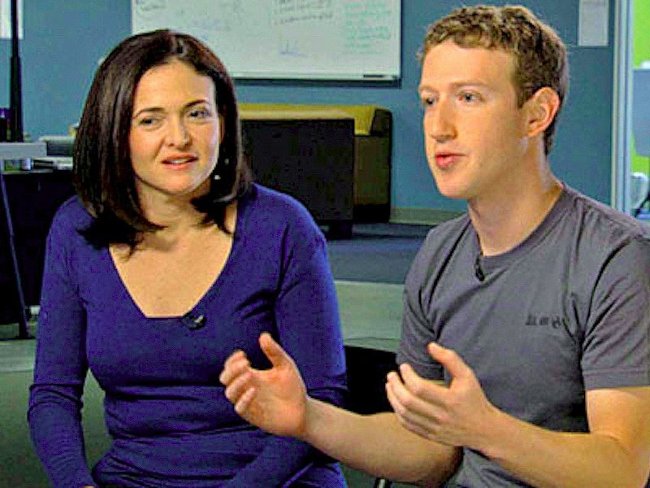 Sheryl Sandberg (bên trái) và Zuckerberg