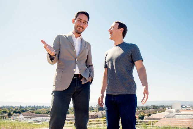 Nhà đồng sáng lập Instagram - Kevin Systrom (bên trái) với Zuckerberg