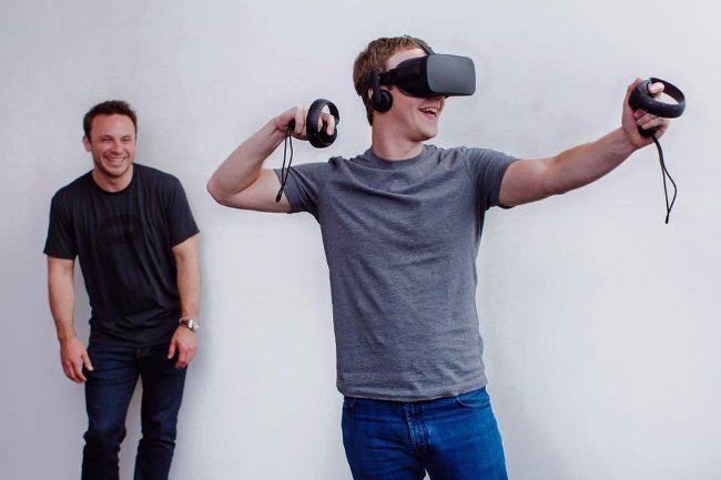Facebook cũng mua cả kính thực tế ảo Oculus VR.